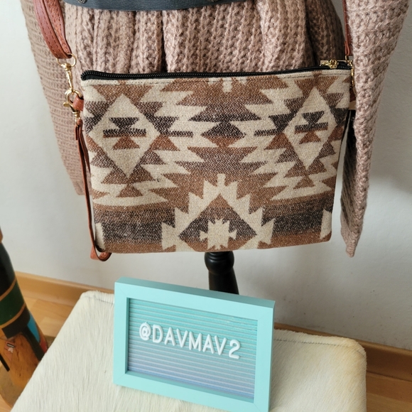 CROSS THAT BODY Crossbody Bag - Picture 3 of 8